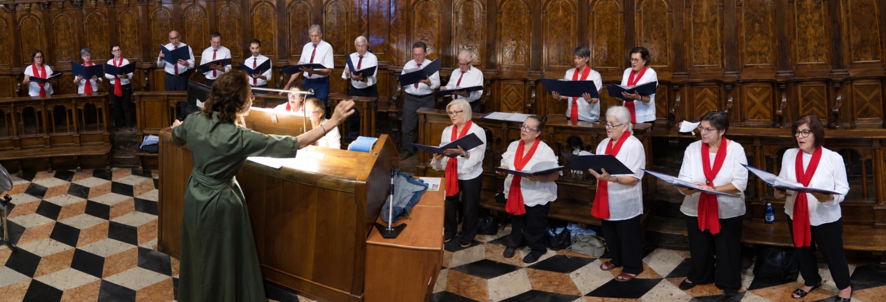 Il coro parrocchiale durante una celebrazione
