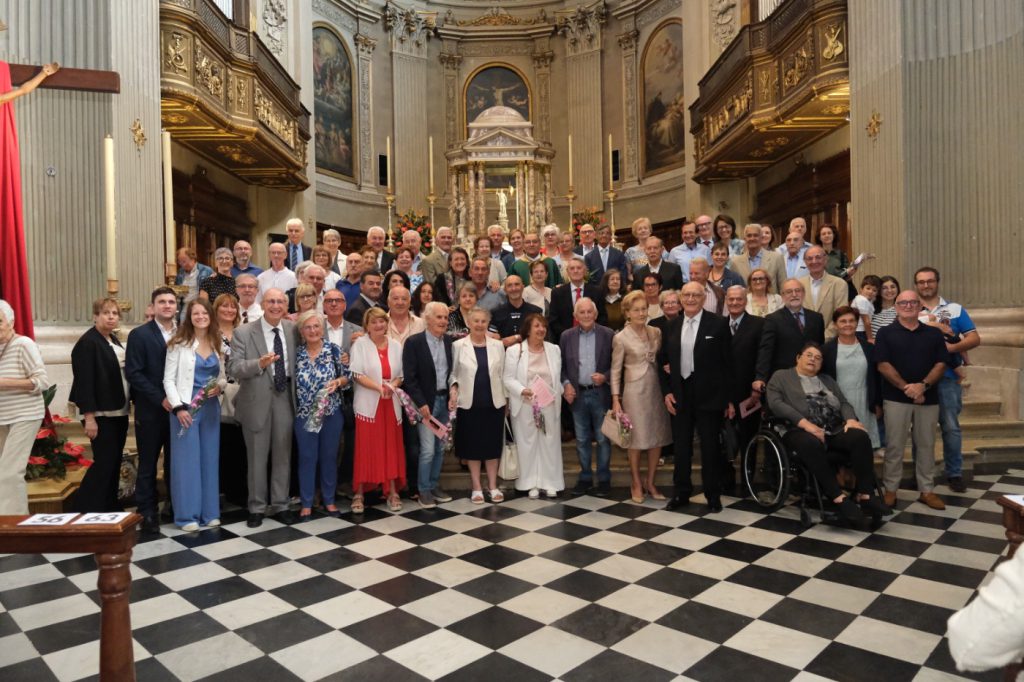Le coppie festeggiate davanti all’altare durante il rinnovo delle promesse